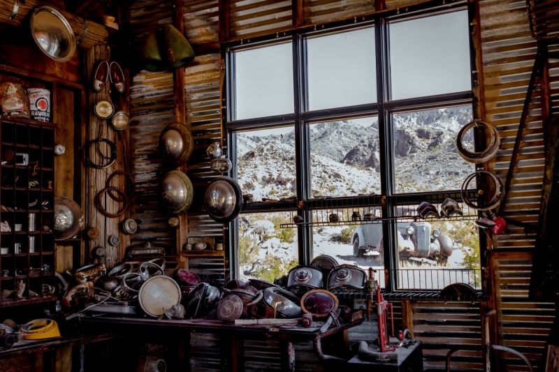 ecommerce-PIERREFEU DU VAR-min_shop_window_part_junk_abandoned-138873